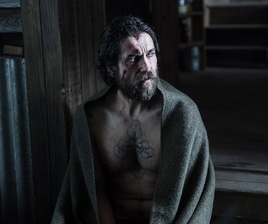 Nietypową dla siebie rolę zagrał również w reżyserskim debiucie Wojciecha Kasperskiego "Na granicy". W rozgrywającym się w Bieszczadach psychologicznym thrillerze wcielił się w postać tajemniczego nieznajomego z szemraną przeszłością. Widoczna charakteryzacja przywodziła skojarzenia z rolą Roberta De Niro z "Przylądku strachu".

"Czy mój bohater jest personifikacją zła? Chciałbym, aby widz sam odpowiedział sobie na to pytanie" - mówił Dorociński. 