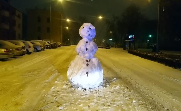 Nietypowa interwencja policjantów. Zostali wezwani do ogromnego bałwana