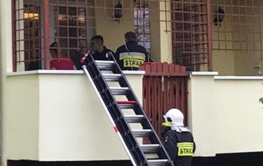 Nietypowa interwencja: Strażacy negocjowali z 2-latkiem 