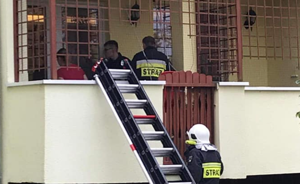 Nietypowa interwencja: Strażacy negocjowali z 2-latkiem 