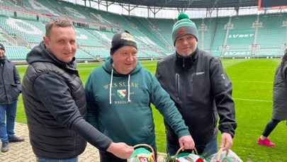 Nietypowe miejsce. We Wrocławiu pokarmy poświęcono na stadionie
