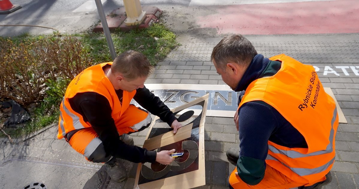 Nietypowe napisy na przejściach dla pieszych. To ważny komunikat /Policja