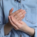 Nietypowe objawy od kręgosłupa szyjnego. Mylimy je z problemami chorobami serca, migreną, nerwami