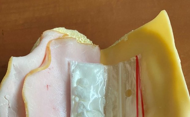 "Nietypowe" śniadanie. Ukrył narkotyki w... kanapce