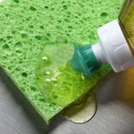 Nietypowe sposoby wykorzystania płynu do mycia naczyń