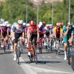 Nietypowe zakończenie wyścigu. Kolarze świętowali na... chłodniach