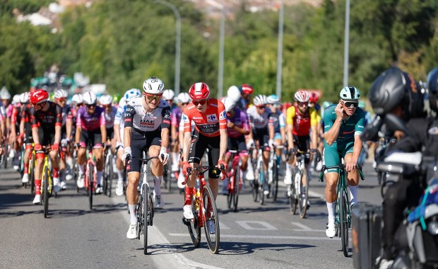 Nietypowe zakończenie wyścigu. Kolarze świętowali na... chłodniach