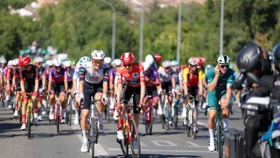 Nietypowe zakończenie wyścigu. Kolarze świętowali na... chłodniach