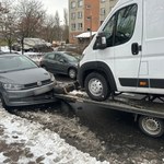 Nietypowe zderzenie. Przyczepa ruszyła "w swoją drogę", daleko nie dojechała