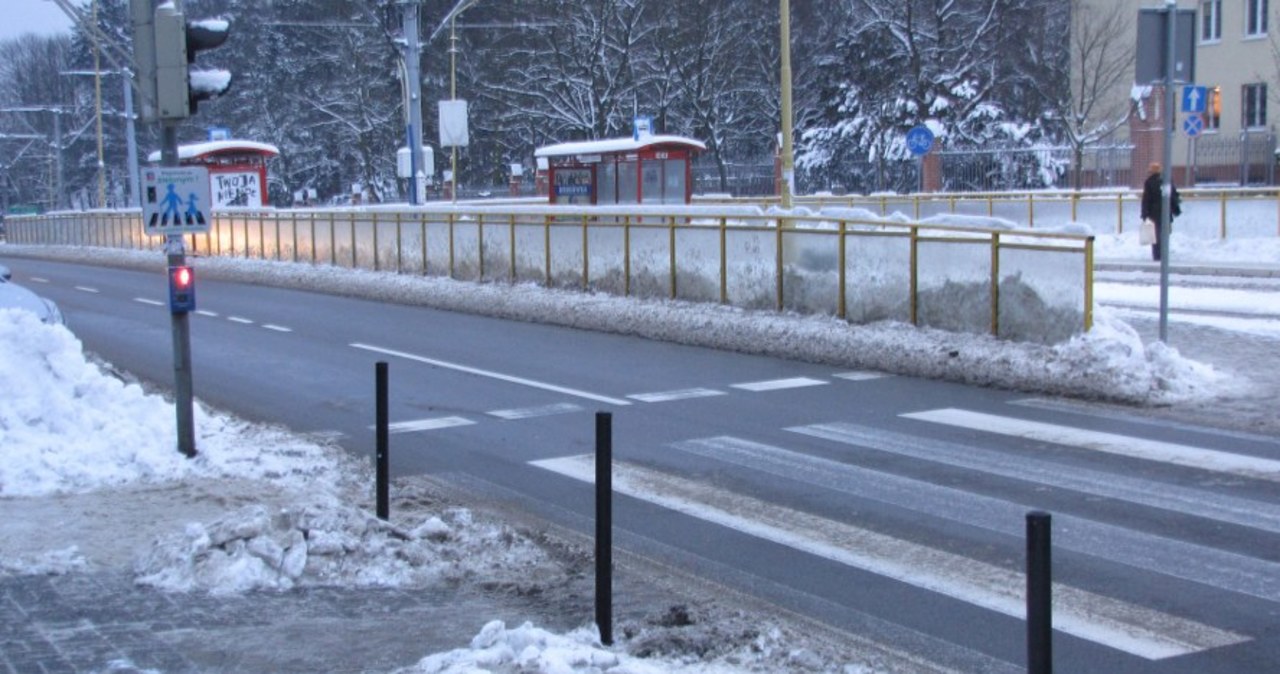 Nietypowe znaki przy przejściach dla pieszych w Szczecinie