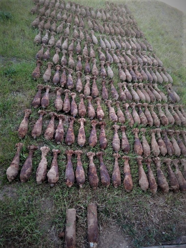 Nietypowe znalezisko podczas prac w ogrodzie. 189 granatów i 2 pociski artyleryjskie z okresu II wojny światowej /KPP w Pułtusku /Materiały prasowe
