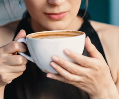 Nietypowy dodatek do kawy to sekret szczupłych osób. Wystarczy parę kropel