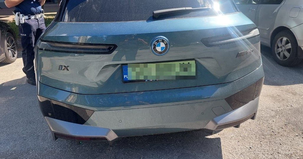 Nietypowy kolor lamp w elektrycznym BMW /Policja