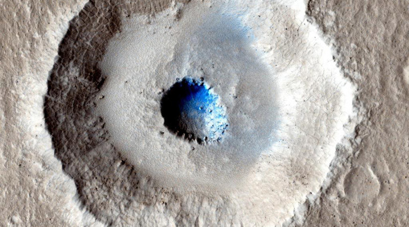 Nietypowy krater na Marsie /NASA