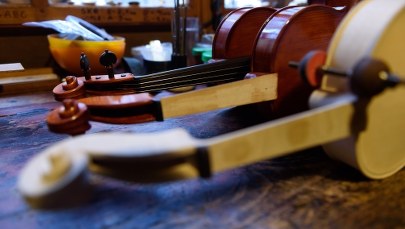 Nietypowy protest przeciwko reformie edukacji. Dzieci grały i śpiewały na całą okolicę