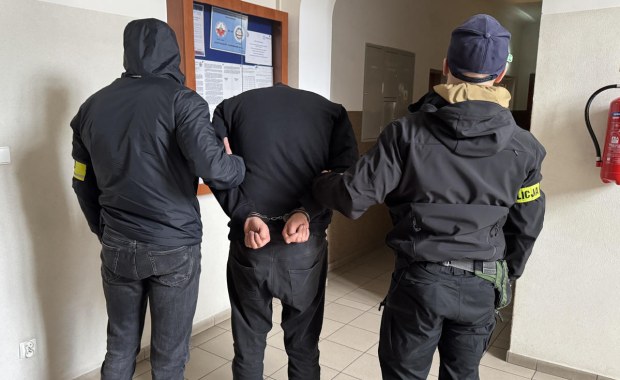 Nietypowy przekręt na Pomorzu. Kupili stare bmw, zapłacili fałszywymi pieniędzmi 