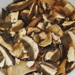 Nietypowy sposób na moczenie grzybów. Szybko zmiękną, nie będą gorzkie i zachowają aromat