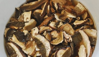 Nietypowy sposób na moczenie grzybów. Szybko zmiękną, nie będą gorzkie i zachowają aromat
