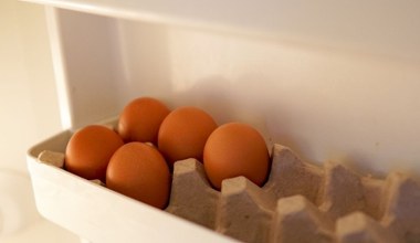 Nietypowy test na sprawdzenie świeżości jajka. Będzie potrzebna... latarka