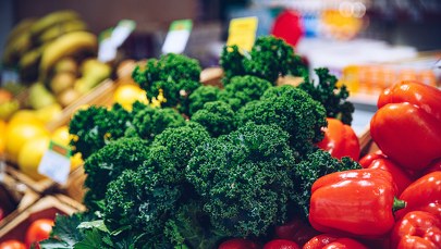 Nietypowy warzywniak na bazarze. Między pomidorami i bananami narkotyki  