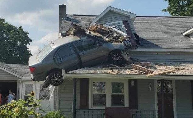 Nietypowy wypadek. Auto wbiło się w pierwsze piętro budynku