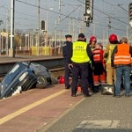 Nietypowy wypadek na dworcu. Samochód wylądował na torach [FILM I ZDJĘCIA]