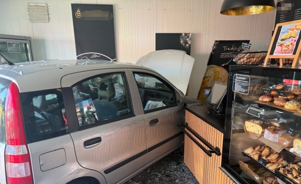 Nietypowy wypadek pod Warszawą. Wjechała autem do piekarni