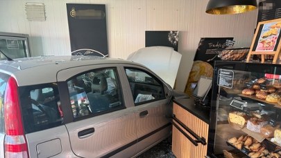 Nietypowy wypadek pod Warszawą. Wjechała autem do piekarni