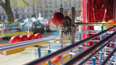 Nietypowy zegar w Szczecinie. Czas odmierzają... kulki