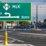 znak Nietypowy znak zakazuje skrętu w lewo. Kierowcy muszą zrobić coś innego