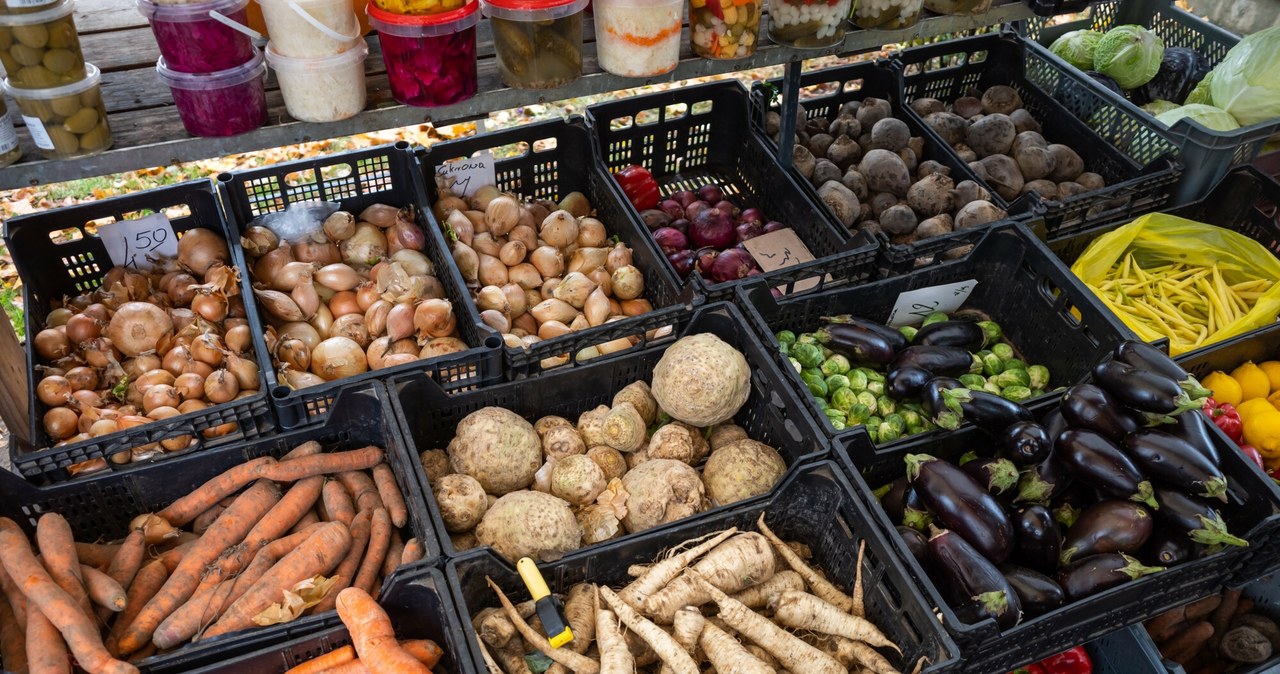 Nieuczciwi sprzedawcy wykorzystują rosnące ceny popularnego warzywa. Chodzi o pietruszkę /ARKADIUSZ ZIOLEK /East News