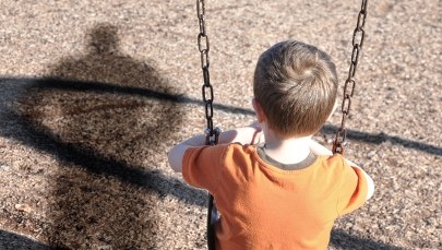 "Nieudany ojciec" porzucił syna w parku. Chciał, by miał lepsze życie