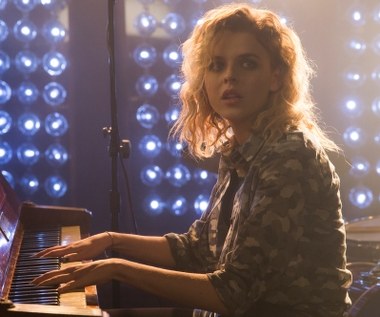 "Nieulotne" opowiadało historię dwójki studentów z Polski, którzy poznają się i zakochują podczas wakacji w Hiszpanii. W filmie nie zabrakło scen erotycznych.

- Nie ukrywam, że jest to rodzaj przełamania. Nie jest to łatwe, ale wydaje mi się, że w przypadku tego scenariusza warto było pójść z samą sobą na rodzaj kompromisu - mówiła Berus.

- Duży nacisk położony był na naturalność, spontaniczność i świeżość. Musiałam mieć większe zaufanie do swego partnera - do Kuby. Było to dla mnie bardzo ważne, pozwoliło mi zapomnieć - na tyle na ile się da - o skrępowaniu - dodawała aktorka.

Po sukcesie "Bejbi blues" i "Nieulotnego" Berus wyjechała do USA. - Jadę tam, bo chcę podszlifować język, no i ciągnie mnie, żeby spróbować czegoś innego - mówiła w 2013 roku w rozmowie z Interią.

Na jej kolejną rolę - występ w serialu TVN "Druga szansa" czekaliśmy aż do 2016 roku. Zagrała też niewielką partię w serialu HBO "Pakt". Kinowym powrotem była jednak kolejna współpraca z Katarzyną Rosłaniec.