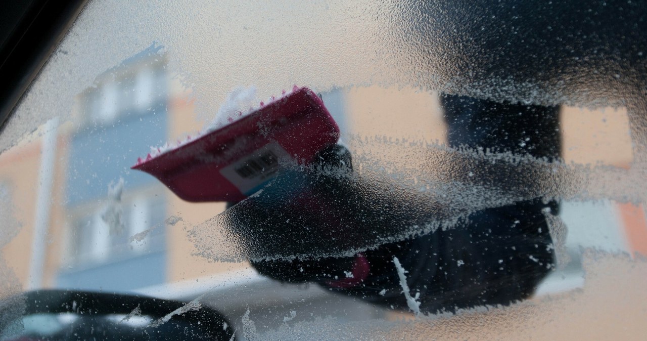 Nieumiejętne usuwanie lodu może doprowadzić do uszkodzenia powierzchni szyby. /Michal Wojciechowski/REPORTER /East News