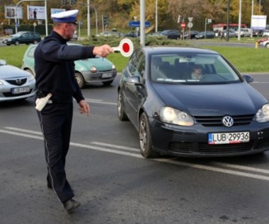 Nieumundurowany policjant chce cię zatrzymać do kontroli? W tej sytuacji jedź dalej