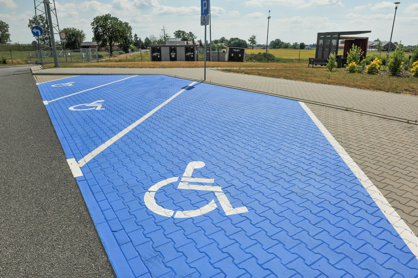 Nieuprawnione parkowanie na miejscach dla niepełnosprawnych kosztuje teraz 800 zł /Gerard /Reporter