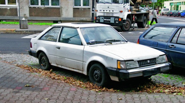 Nieużywane od dawna samochody można spotkać na wielu polskich ulicach. Niektóre z nich trafiają na złom, mimo że nie zostają formalnie wyrejestrowane. /Motor