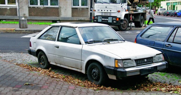 Nieużywane od dawna samochody można spotkać na wielu polskich ulicach. Niektóre z nich trafiają na złom, mimo że nie zostają formalnie wyrejestrowane. /Motor