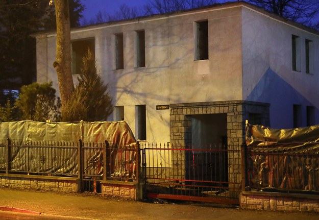 Nieużywany od kilku lat dom jednorodzinny w Zakopanem, w którym podczas prac remontowych robotnicy odnaleźli zmumifikowane, owinięte w tkaninę zwłoki noworodka /Grzegorz Momot /PAP