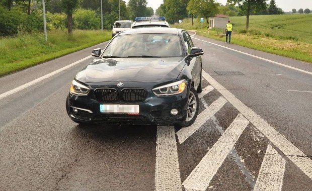 Niewiarygodne! Spał w aucie na środku drogi