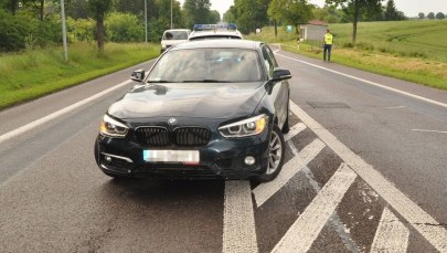 Niewiarygodne! Spał w aucie na środku drogi