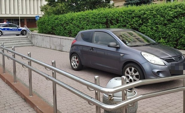 Niewiarygodne. Zjechał na parking urzędu po schodach, bo tak wskazała nawigacja