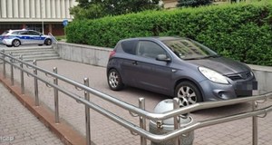 Niewiarygodne. Zjechał na parking urzędu po schodach, bo tak wskazała nawigacja