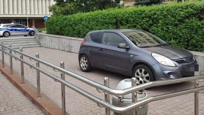 Niewiarygodne. Zjechał na parking urzędu po schodach, bo tak wskazała nawigacja