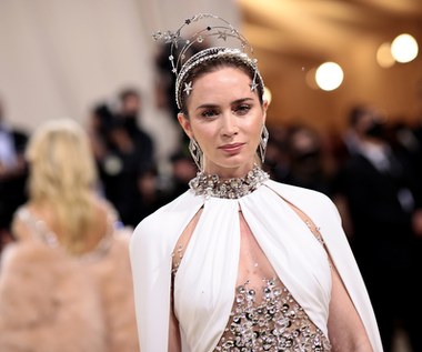 Niewiele brakowało, a urodzona 23 lutego 1983 roku w Londynie Emily Blunt nie zostałaby aktorką. W dzieciństwie bardzo się jąkała i było to jej wielkim kompleksem, a rówieśnicy nie byli wyrozumiali dla jej przypadłości. Wpędzało ją to w jeszcze większy stres i zaczęła się wstydzić rozmawiać z ludźmi. Rodzice próbowali wszystkiego, by ułatwić jej życie - terapii relaksacyjnych, nagrań delfinów, wizualizacji. Kiedy leczenie nie przynosiło skutków, mała Emily wpadała w jeszcze większą frustrację. Wybawieniem okazał się teatr. Jeden z nauczycieli dostrzegł, że w trakcie zabaw w odgrywanie ról, dziewczyna zupełnie przestaje się jąkać. 