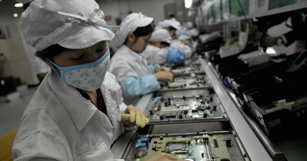 Niewiele informacji na temat warunków pracy w chińskich fabrykach przecieka do mediów /AFP