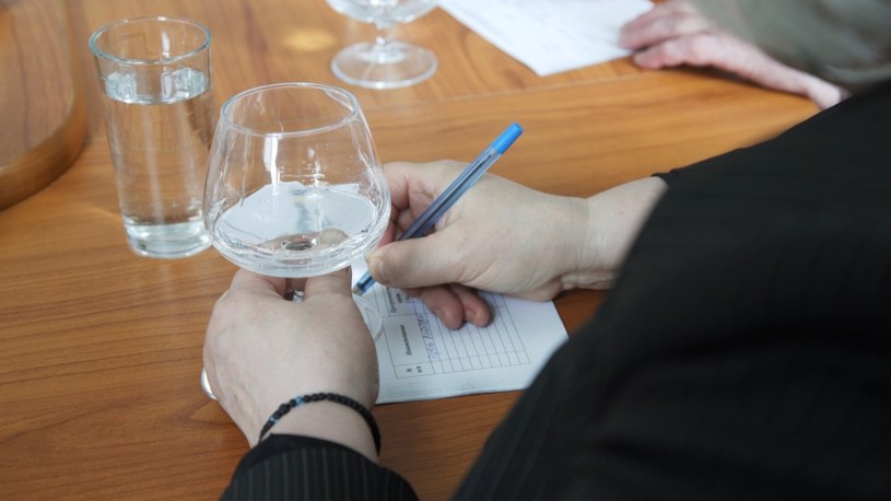 Niewiele osób zdaje sobie sprawę z tego, że jakość wody w naszych kranach badana jest przez... profesjonalnych sommelierów. Czy to znaczy, że kranówka może mieć swoje nuty smakowe niczym najlepsze wino? /123RF/PICSEL