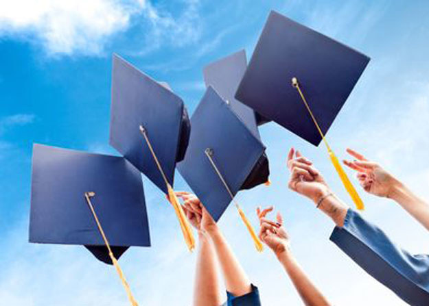 Niewiele ponad połowa studentów kupuje podręczniki potrzebne do nauki /123RF/PICSEL