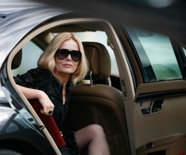 Niewielka ilość propozycji filmowych spowodowała, że artystka zaczęła się pojawiać w serialach telewizyjnych, m.in. w reklamowanej jako "Dynastia" po polsku "Rezydencji".

- Jestem w tej chwili bez pracy, długo nie grałam. Zdecydowałam się podjąć to wyzwanie jako rasowa aktorka, która nie ma pracy - tłumaczyła gwiazda.