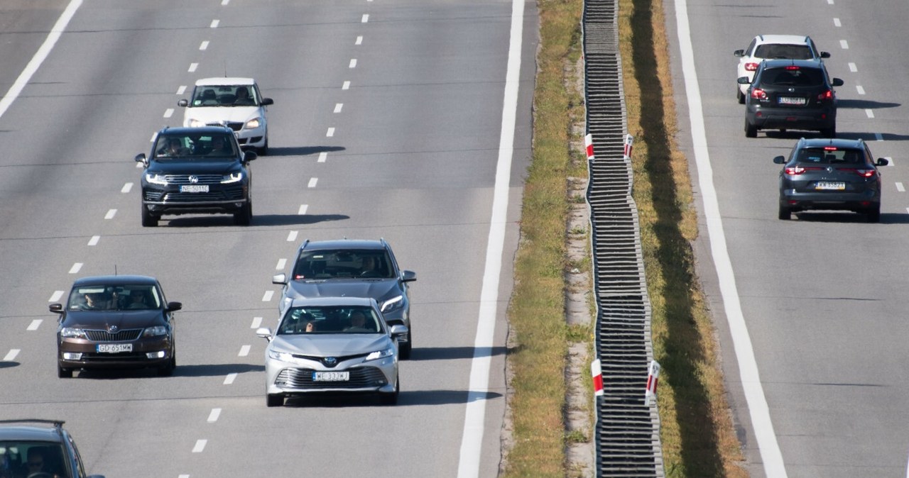 Niewielki ruch, prawy pas niemal pusty, gęsto na środowym oraz kierowcy na lewym, którzy siedząc na zderzakach chcą wywalczyć sobie możliwość szybszej jazdy. Typowy (niestety) polski obrazek. /Wojciech Strozyk/ /Reporter